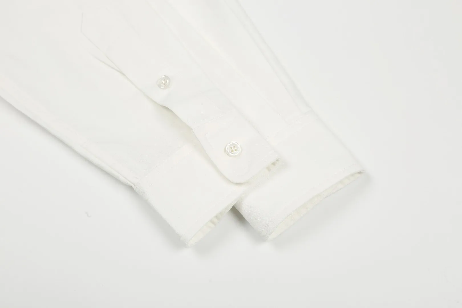 P230 White background picture [Evergreen for all seasons] Style number: 25011# Color: Navy red label/original blue/original white/matte pink/khaki/charcoal gray/black/dark blue white label Size: S to Face 100 cotton oxford spun, pre-laundering treatment, tight and soft texture ✅ - Custom dyed original pearlescent white buttons with different sizes ✅ - Special shaped chiffon foil included in the collar door tube, not easy to deform and pull ✅ - RL classic version of oxford spun shirt, thick and crisp feeling brought by oxford cloth, can be worn alone as an outer layer, can be matched with all seasons, practical wear, a must-have item in the wardrobe, start with eyes closed